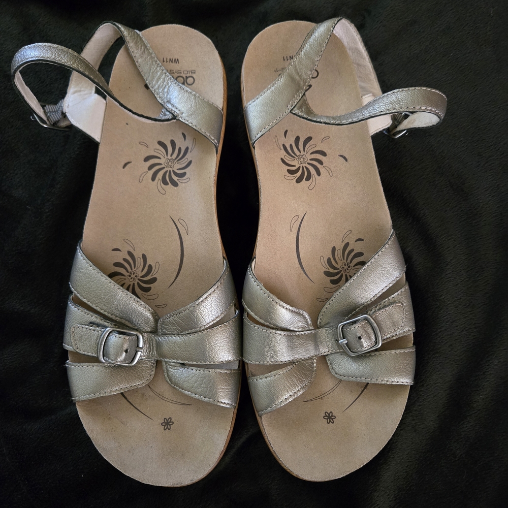 Abeo Silver Sandals with Simple Straps and Buckle Closures